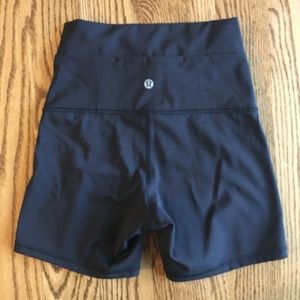 Lululemon Wunder Short 5" size 4